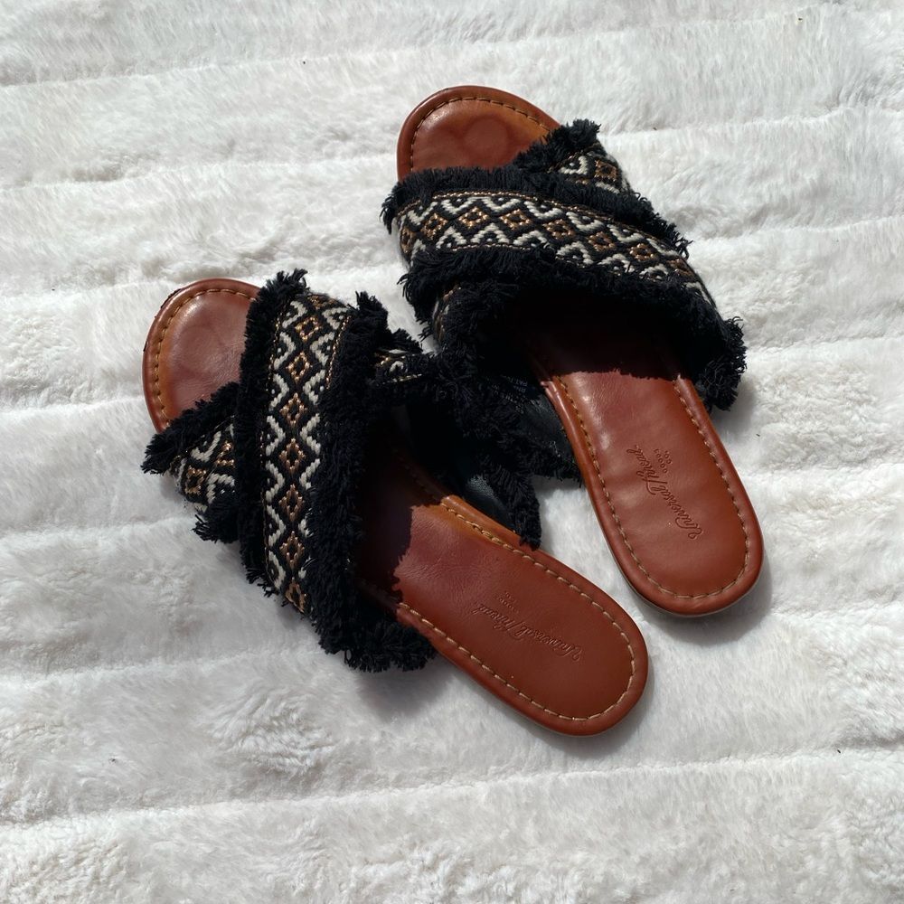 Universal Thread Black and Brown Patterned Sandals
